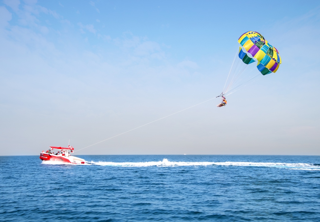  Safely Soaring: Dubai Parasailing's Unforgettable Thrills