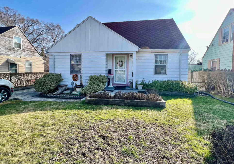  Beautiful 3 bedroom home available in Saginaw