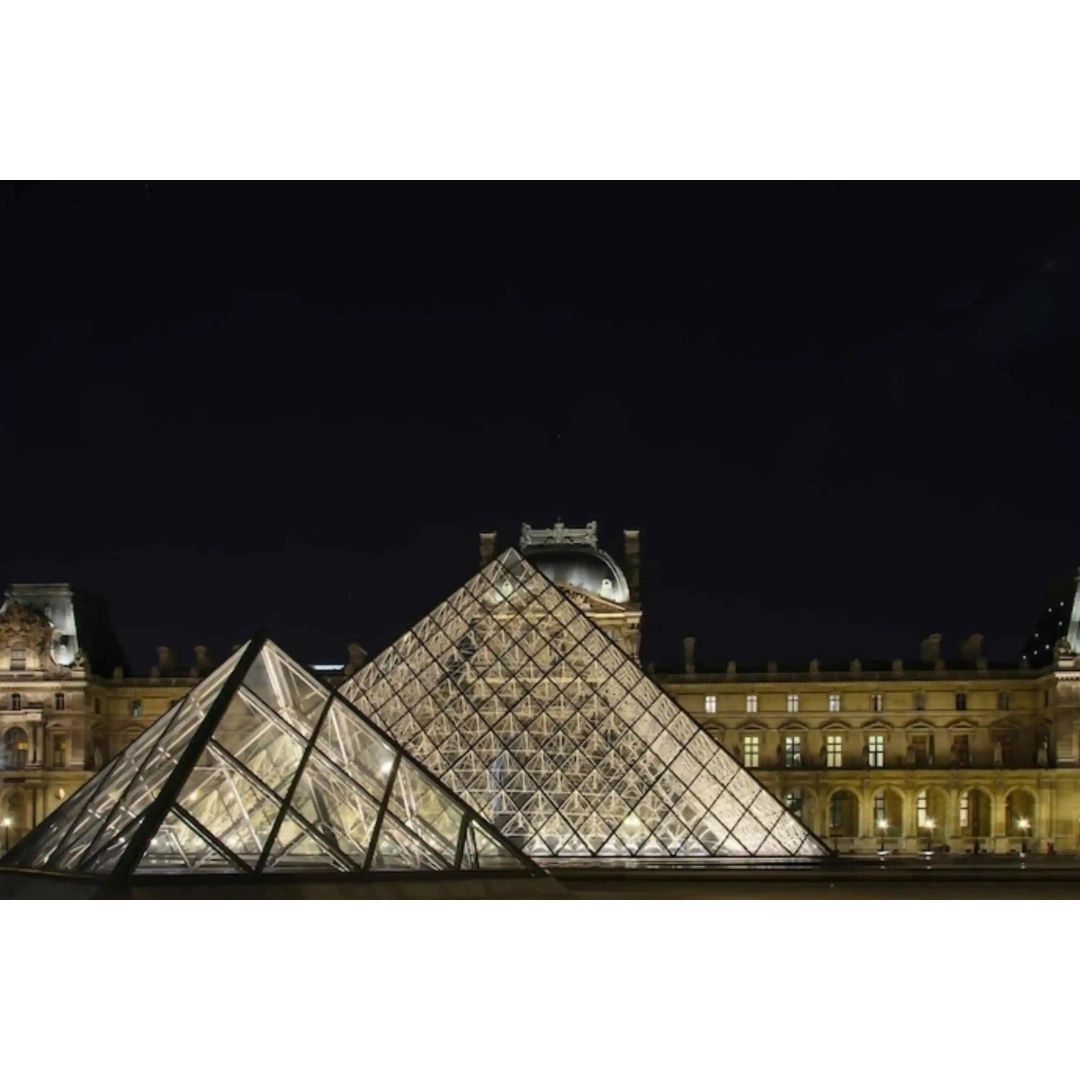  Finding the Louvre Museum, the World's Largest Museum with the Nitsa Holidays Paris Tour Package.